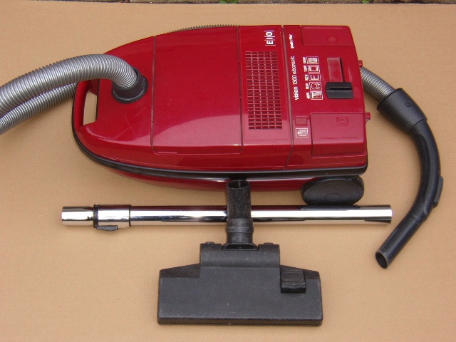 Prodám SÁČKOVÝ VYSAVAČ EIO 1300W