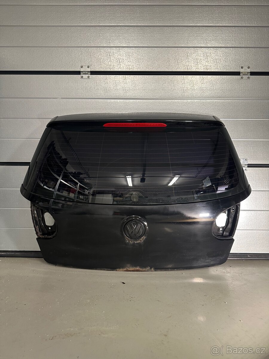 Víko kufru VW golf 5