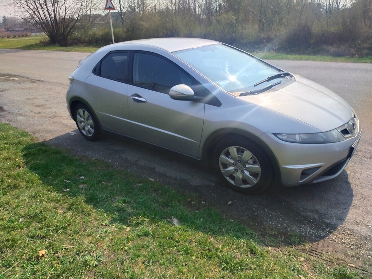 Prodám Honda Civic 8g 1.4. i-vtec 73 kw rok 2011