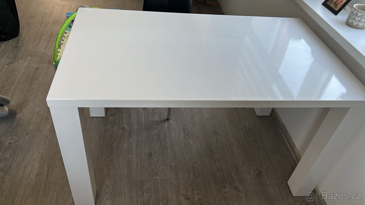 Jídelní stůl bílý lesk