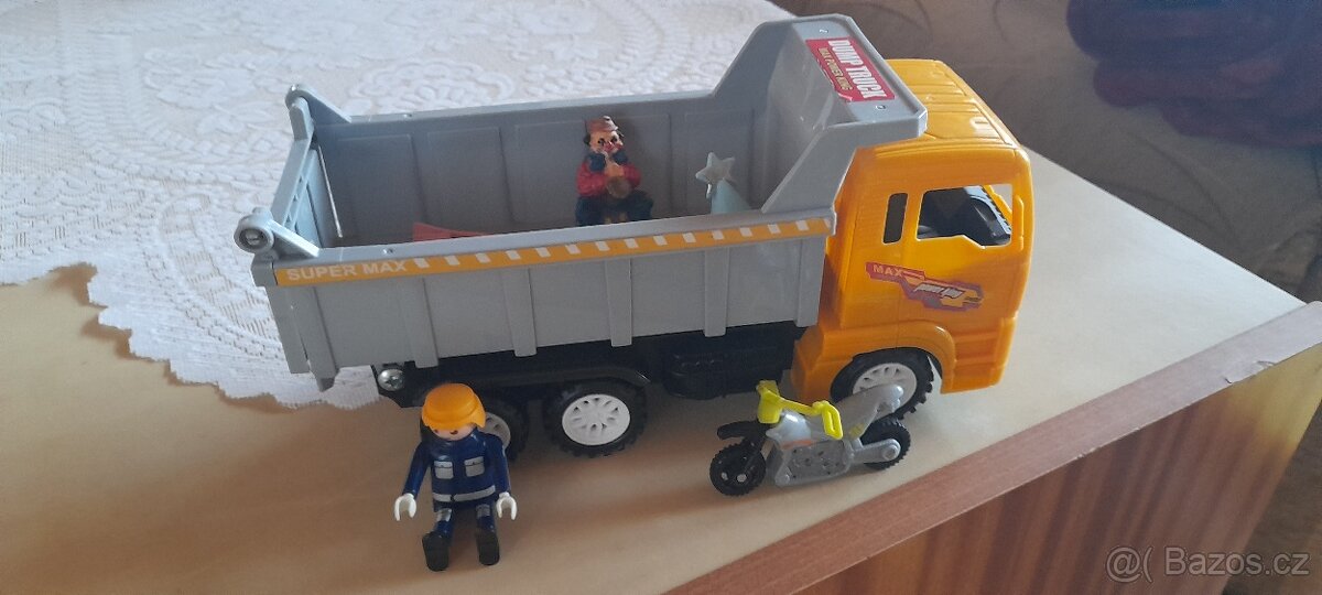 Autíčka, panenky, vláček