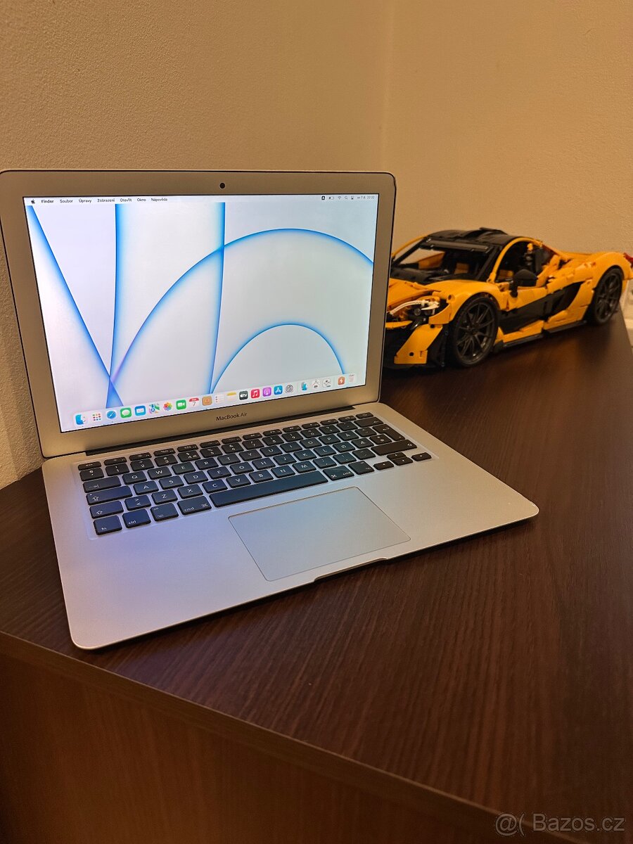 MacBook Air 13" (Early 2015)