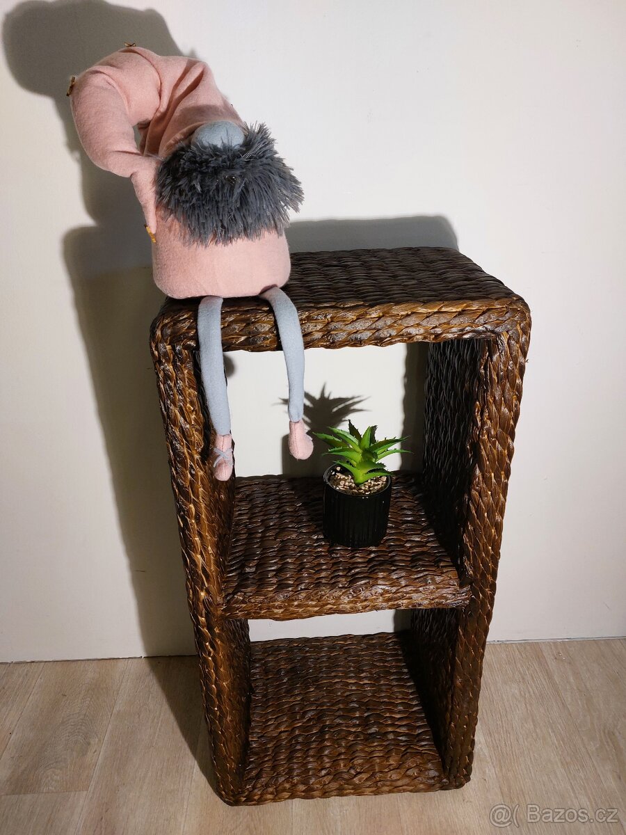 Nový větší regál z vodního hyacintu