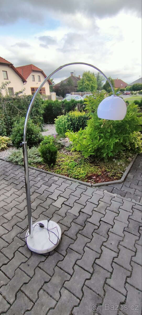 Stojaci obloukova lampa
