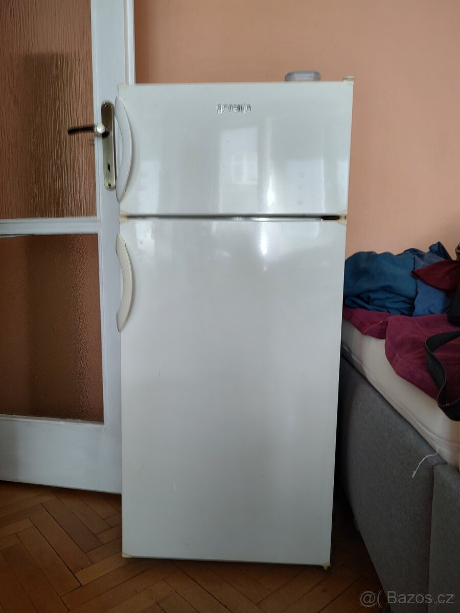 Chladnička s mrazákem nahoře.