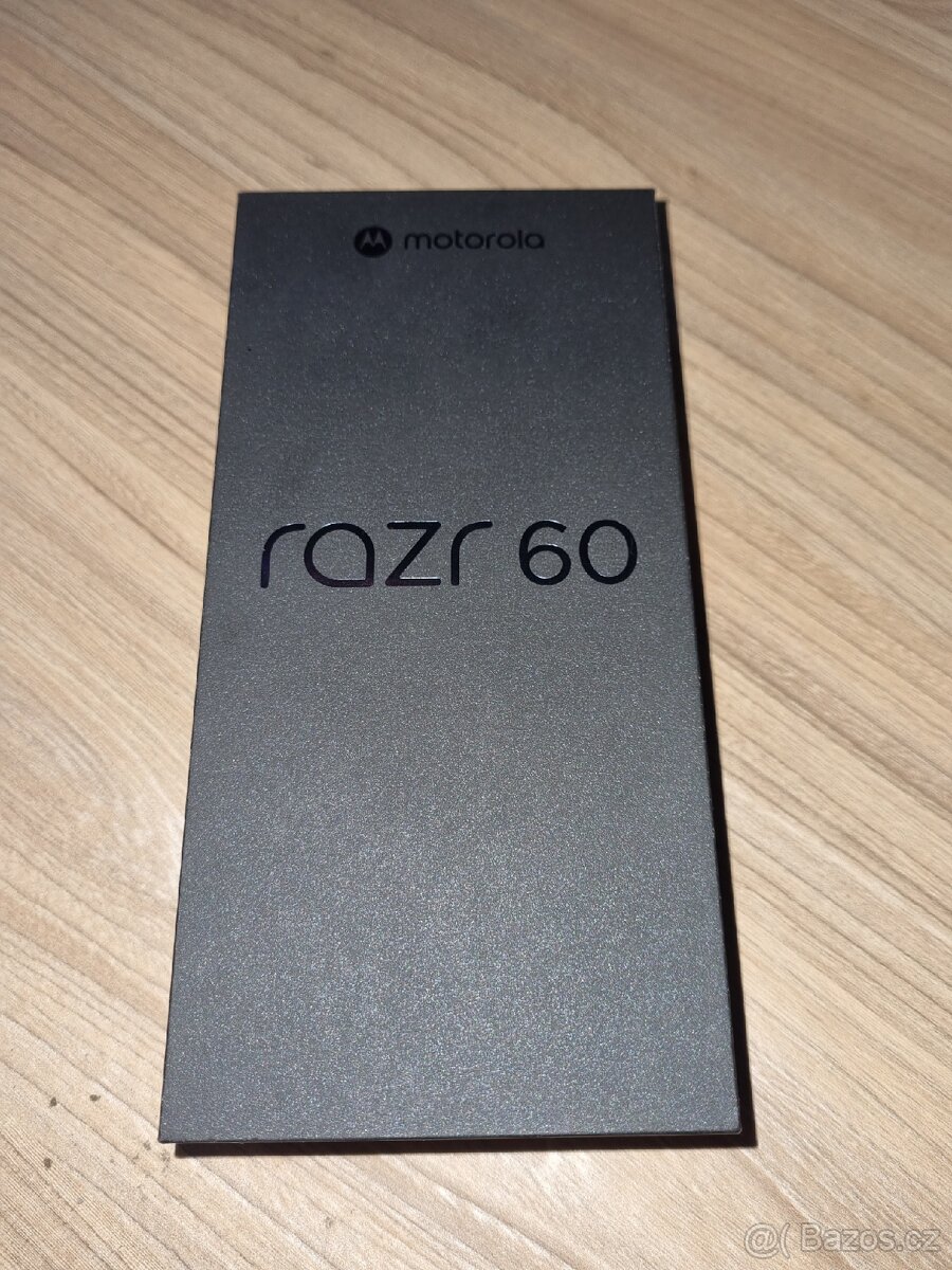 Motorola Razr 60 Pantone Spring