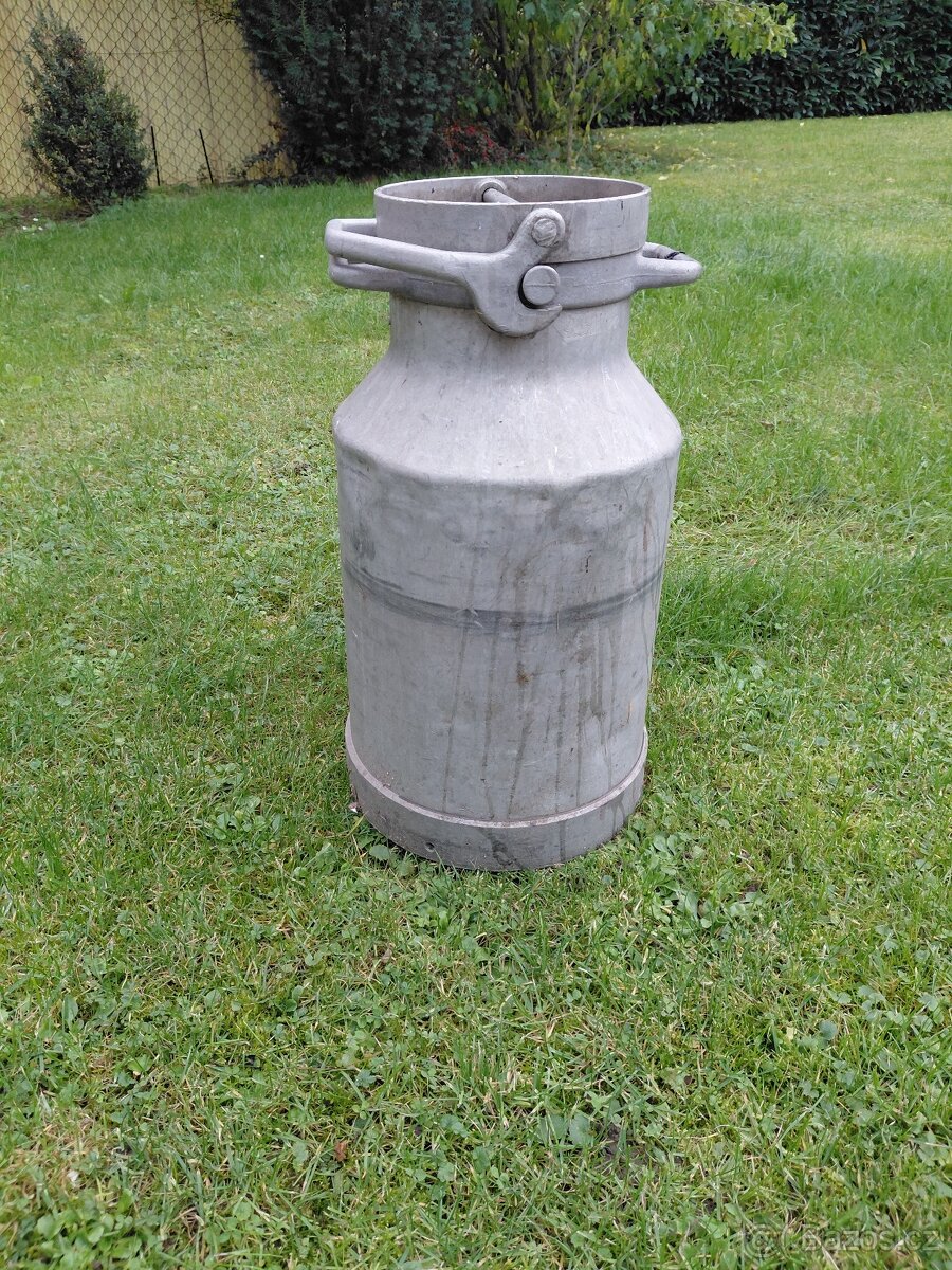 Stará bandaska na mléko.