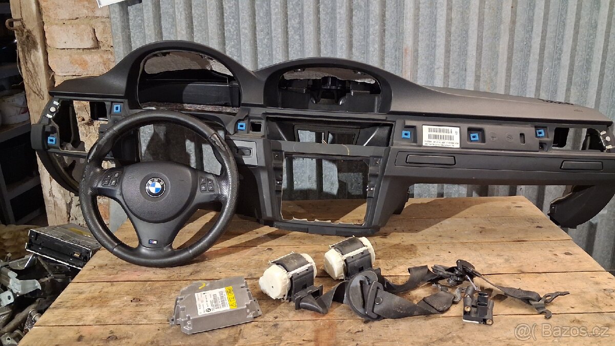 BMW e90, e91 palubní deska, airbagy
