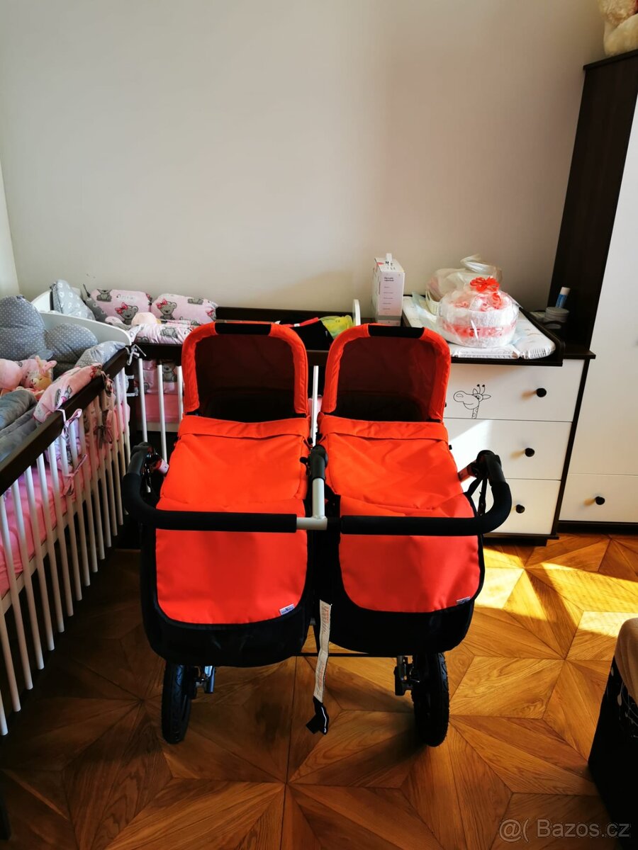Kočárek po dvojčátkách