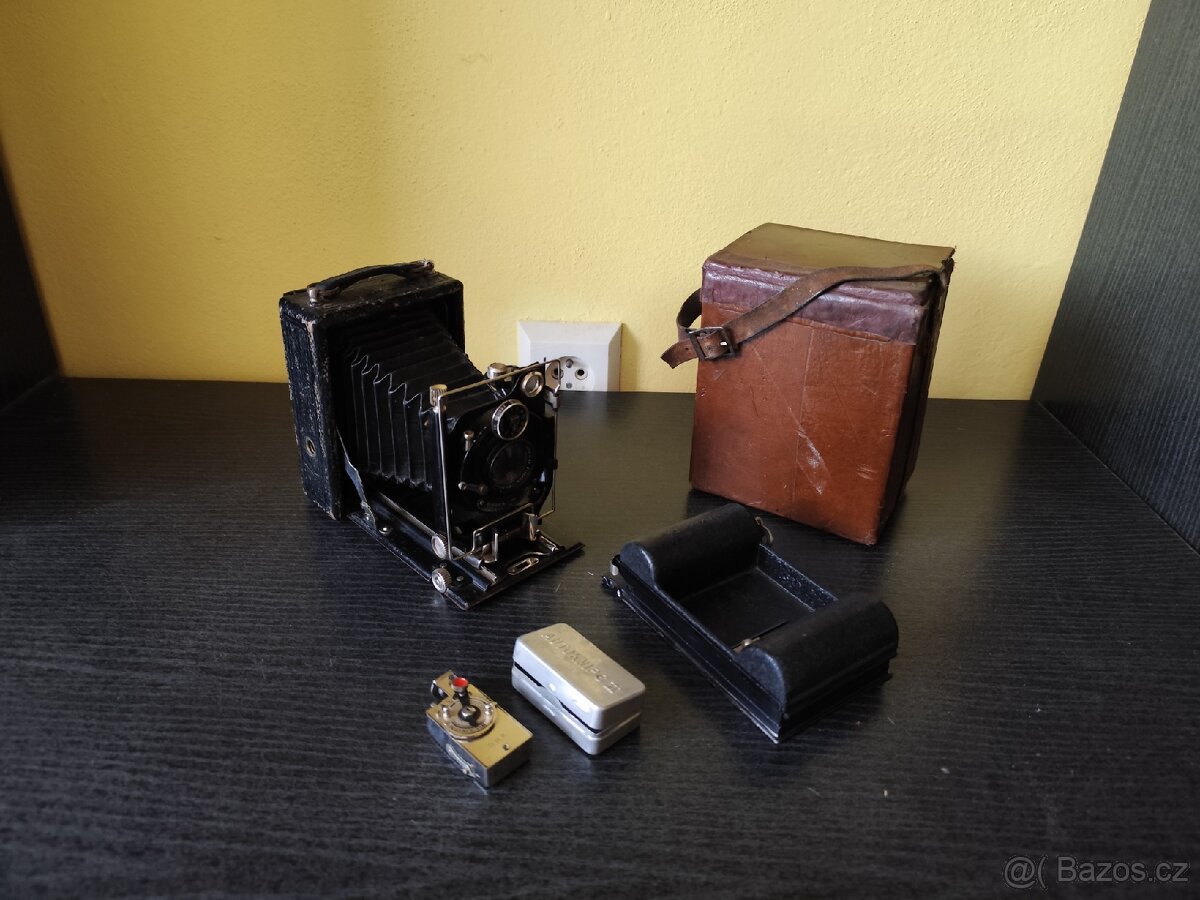 Prodám starožitný výsuvný fotoaparát s příslušenstvím