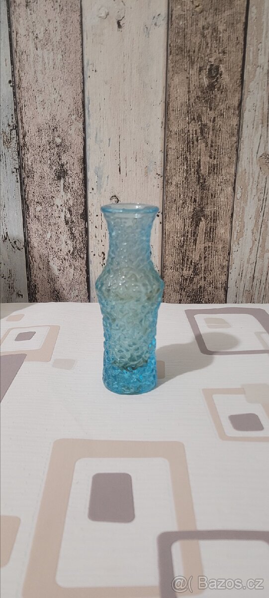 Pěkná tyrkysová váza, autor Václav Hanuš, vyšší verze