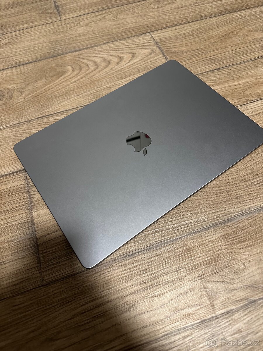 MacBook M3 (2024) 15” – stříbrný, hezký stav