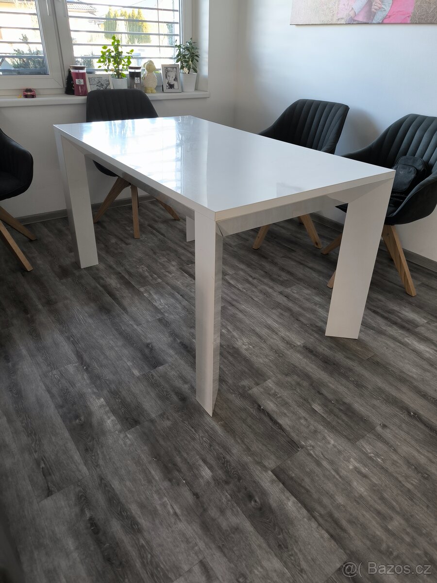 Jídelní stůl