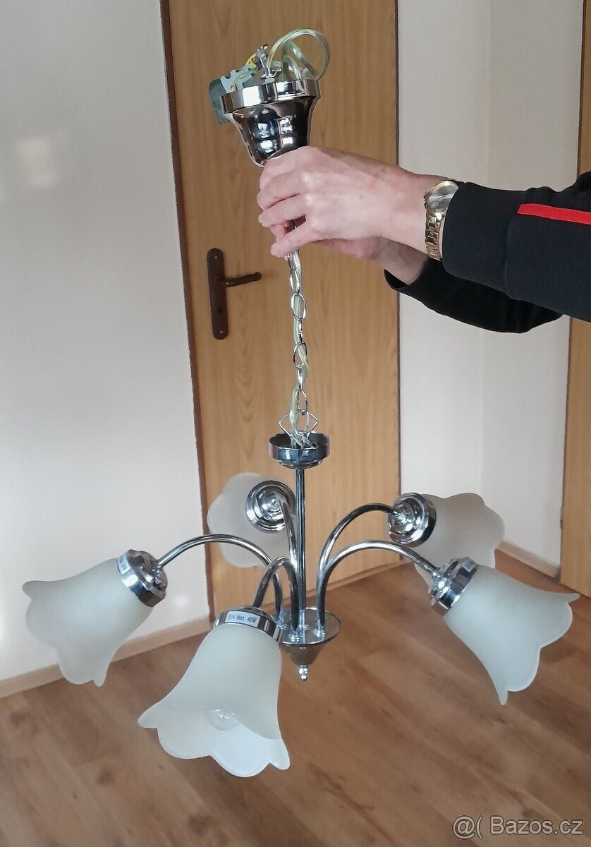 Pěkný, funkční lustr