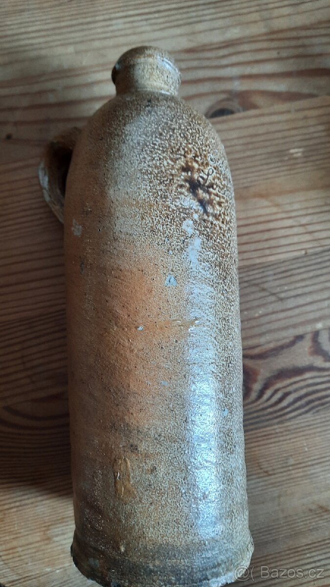 Starožitná kameninová láhev na vodu