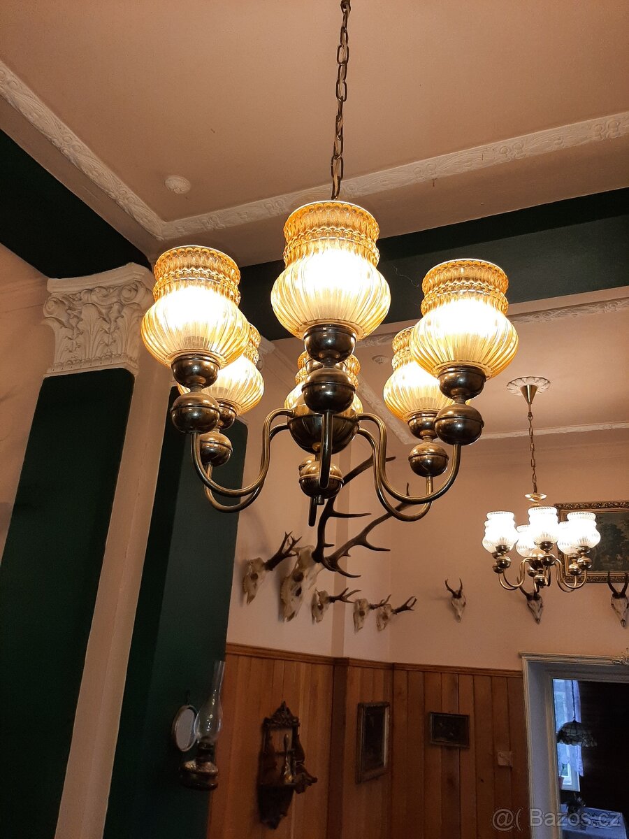 krásný starý šestiramenný lustr