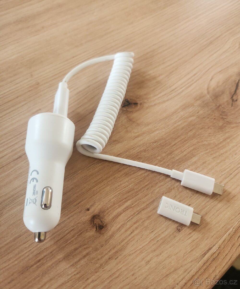 Cestovní nabíječka do auta