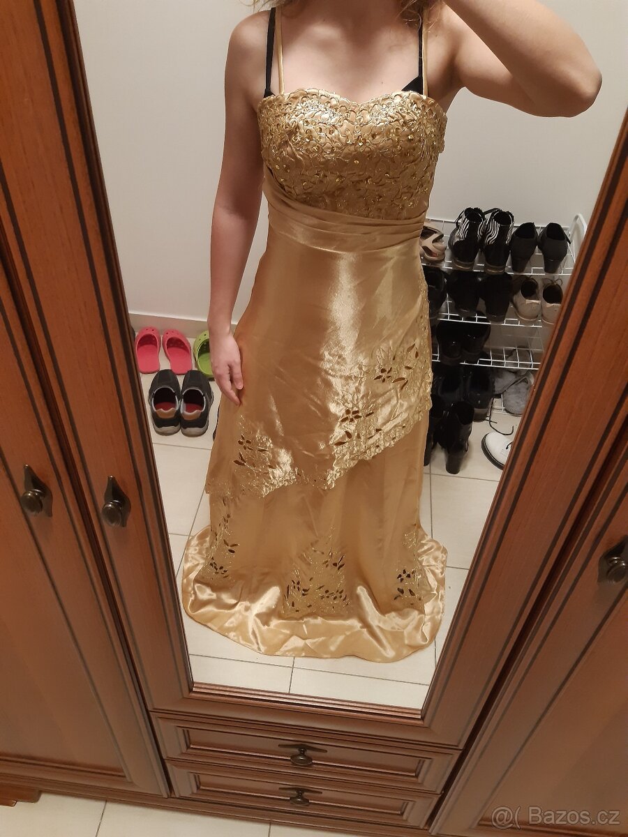 Zlaté plesové šaty