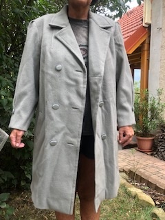 Světlý kabát na velikost postavy 165cm vel.: M/L