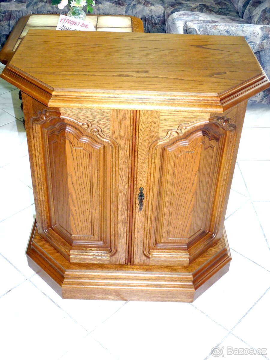 rustikální dvoudveřová komoda