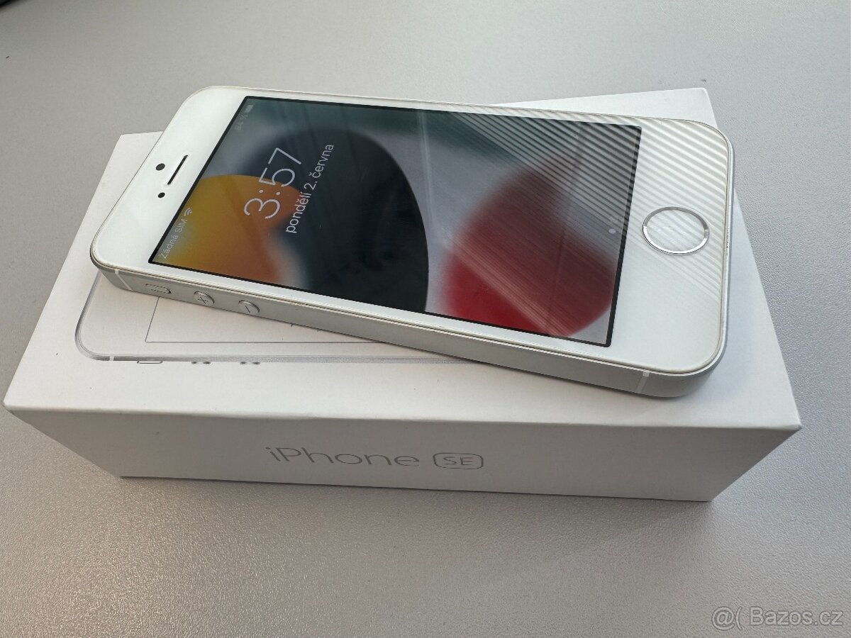 iPhone SE (1. generace) 32GB, stříbrný, hezký stav