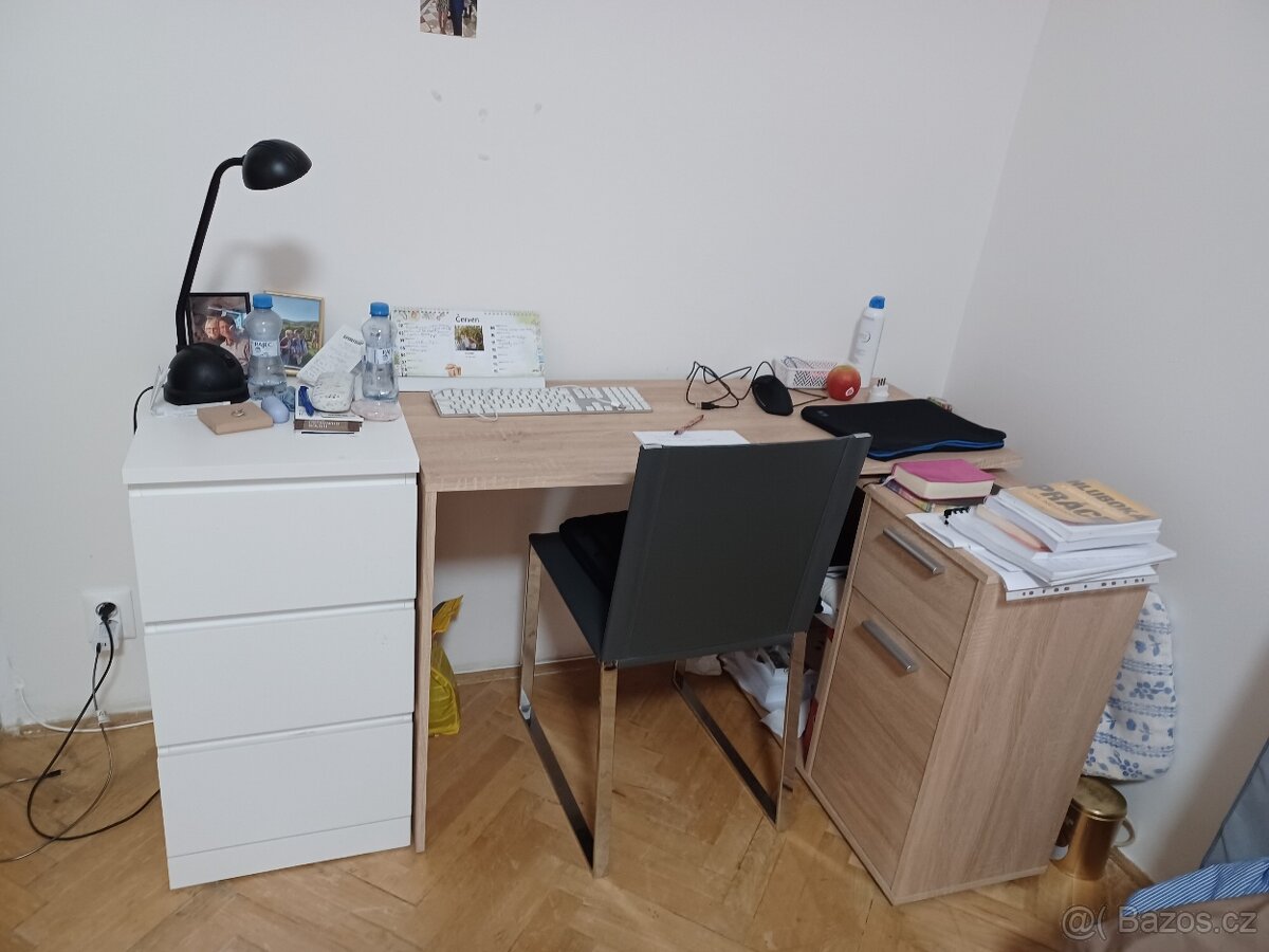 Psací stůl z Möbelixu