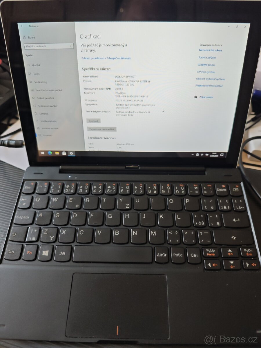 Mini tablet s klávesnicí a Windows 10