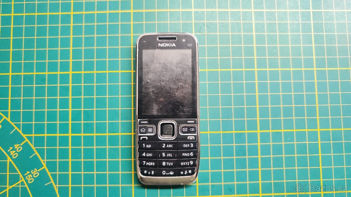 Nokia E52 na díly
