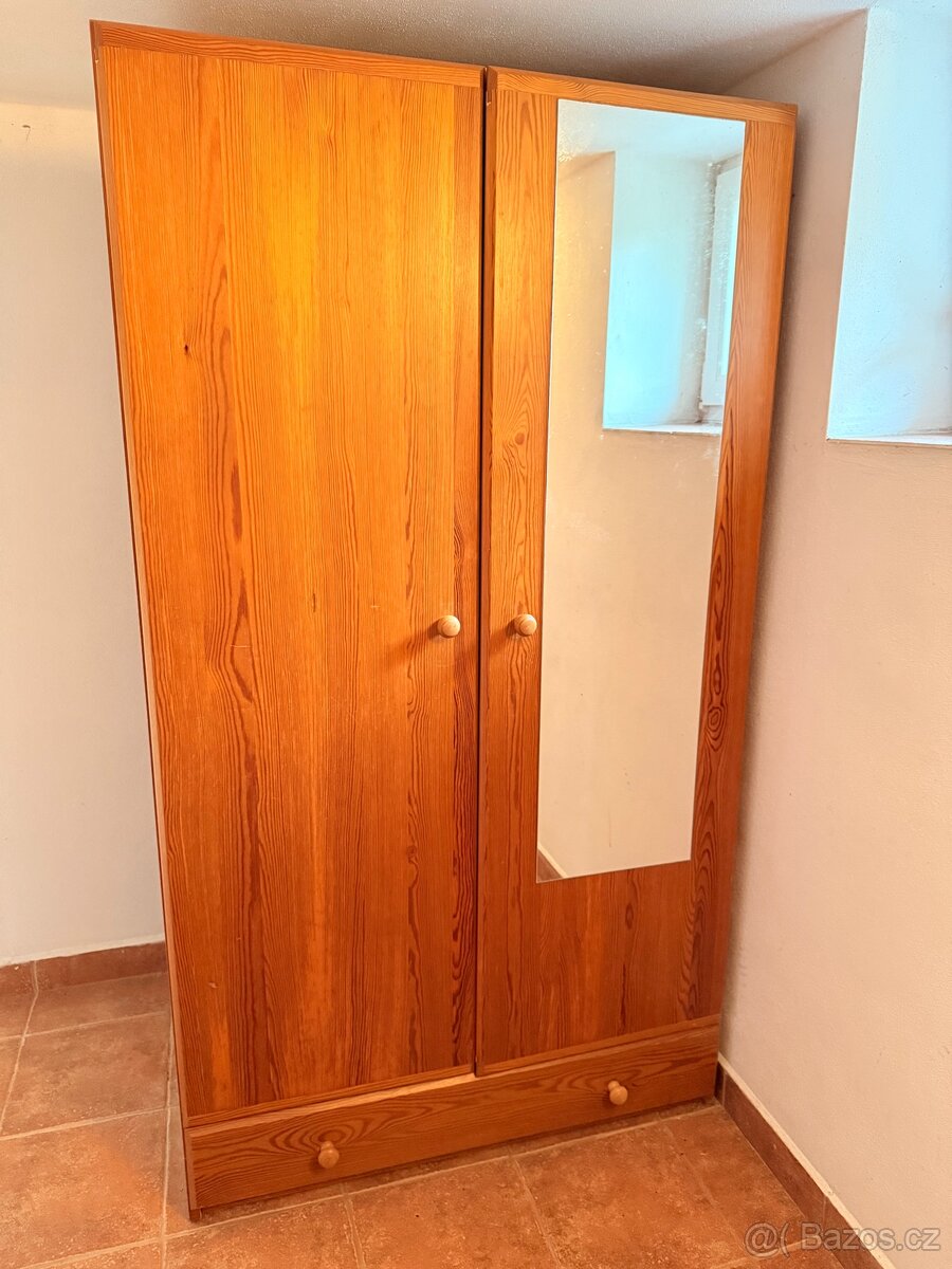 Dřevěná šatní skříň