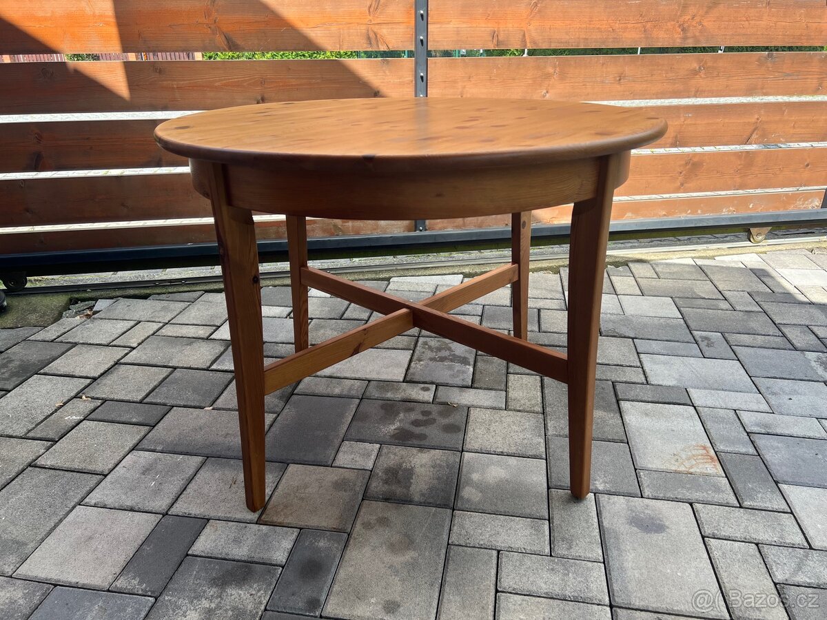 Kulatý jídelní stůl Ikea Leksvik