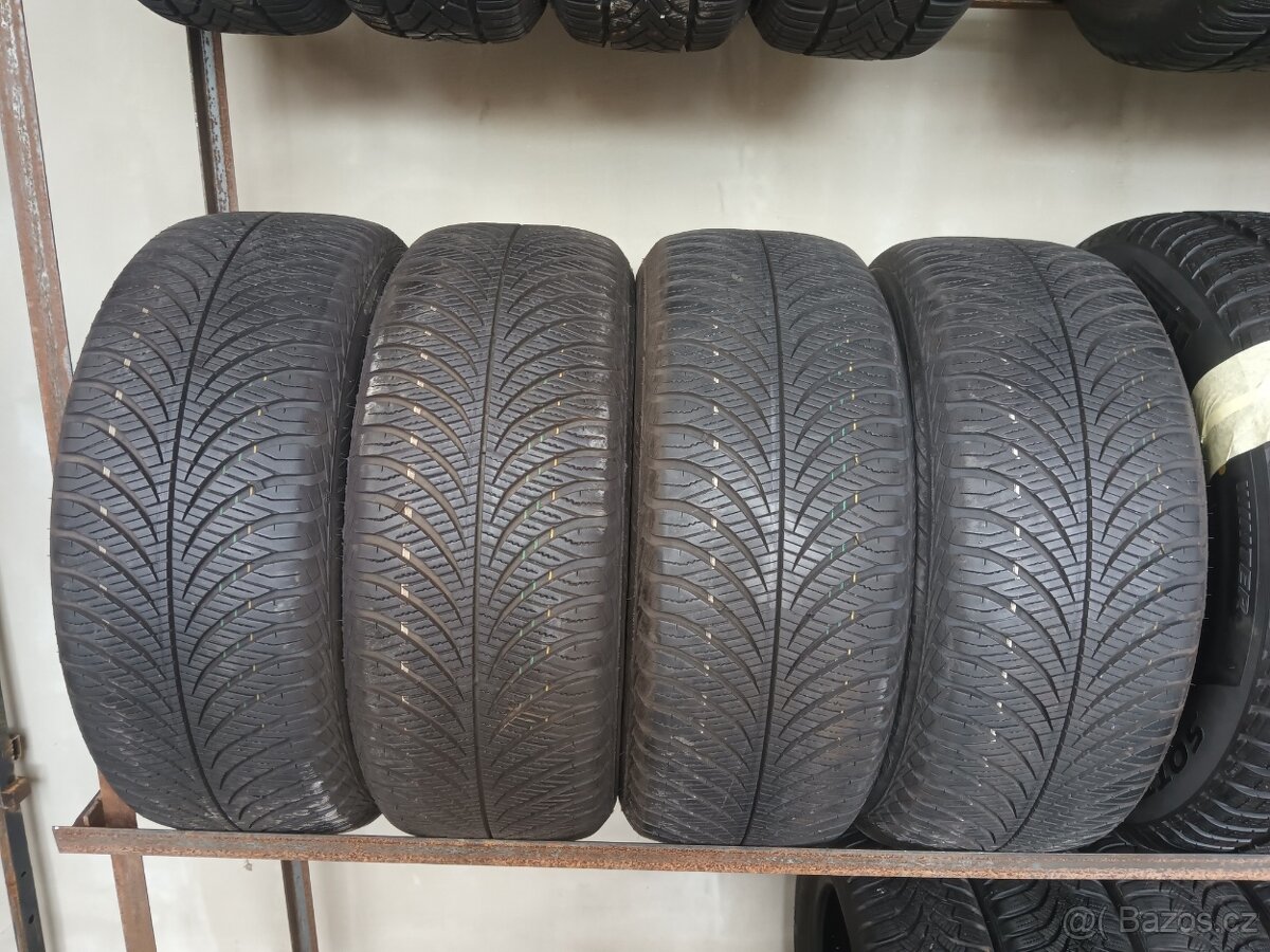 Sada zimních pneu 215/55/17.Goodyear.