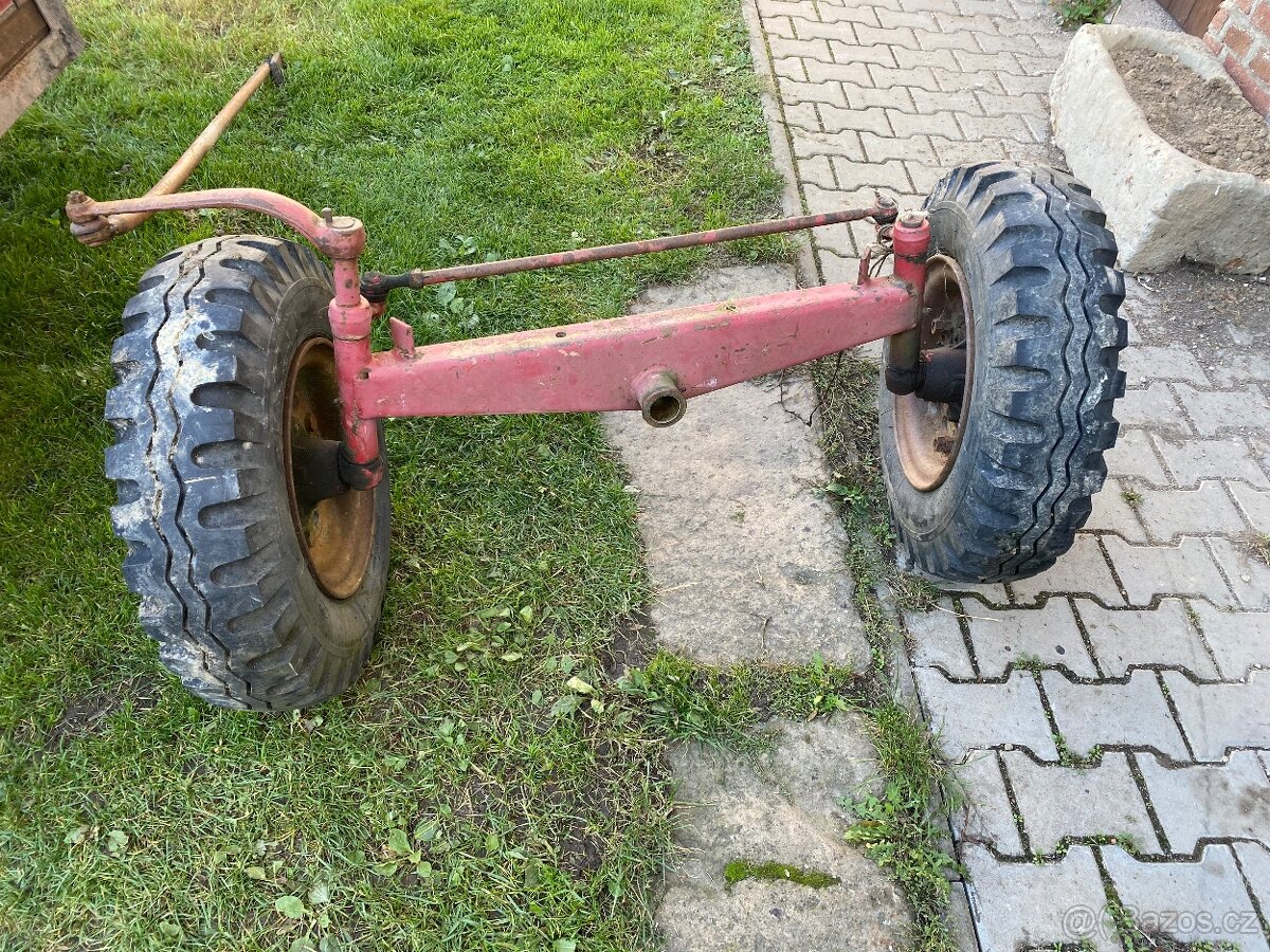 Řídící náprava z kombajnu