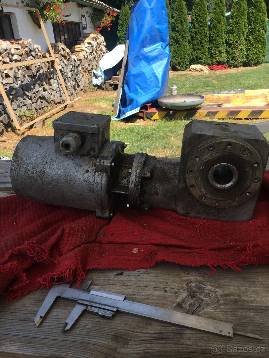 Elektromotor s úhlovou převodovkou 35ot/min