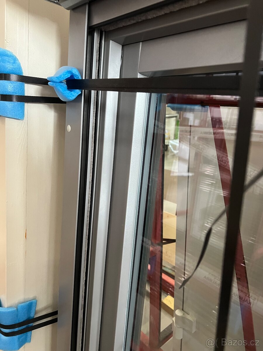 Plast hliníkové okno + el.plissé síť