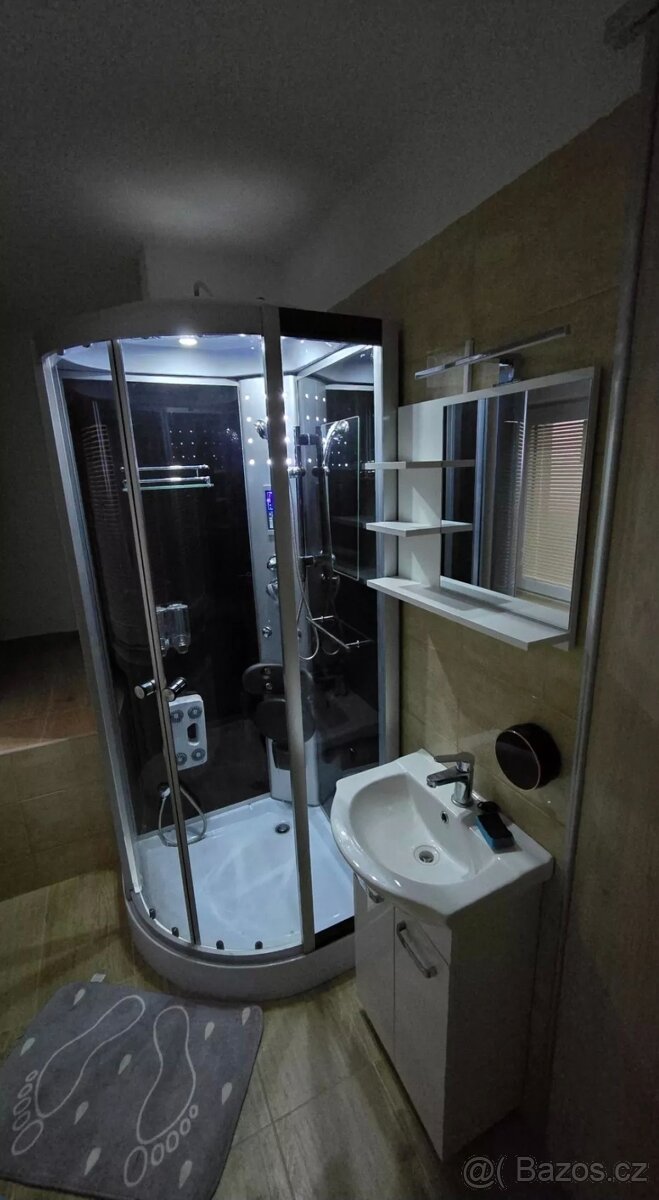 Diskrétní azyl, milenecký azyl.