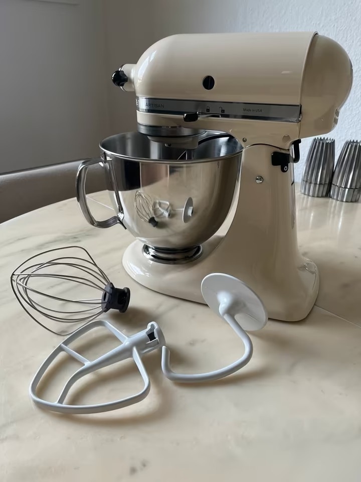 KitchenAid Artisan kuchyňský robot v barvě krém, s příslušen