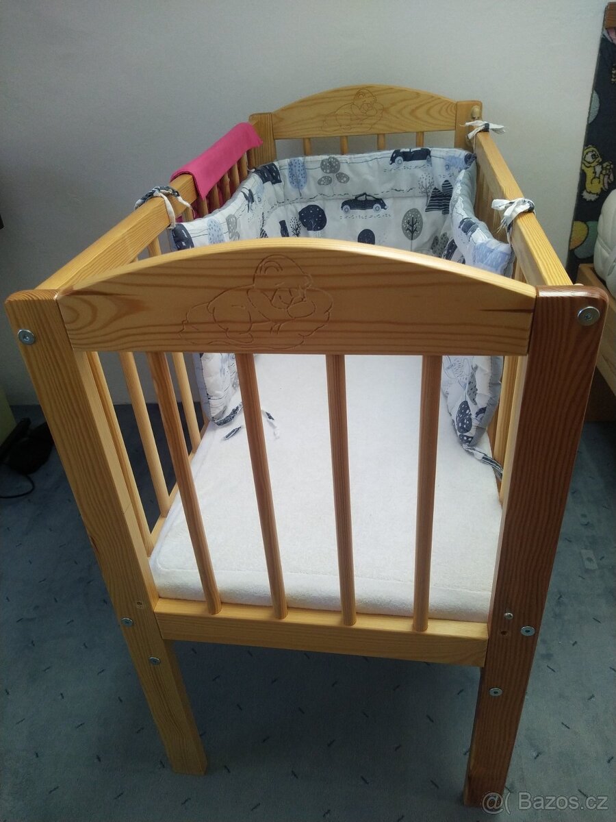 Dřevěná dětská postýlka k posteli s výbavou, perfektní stav