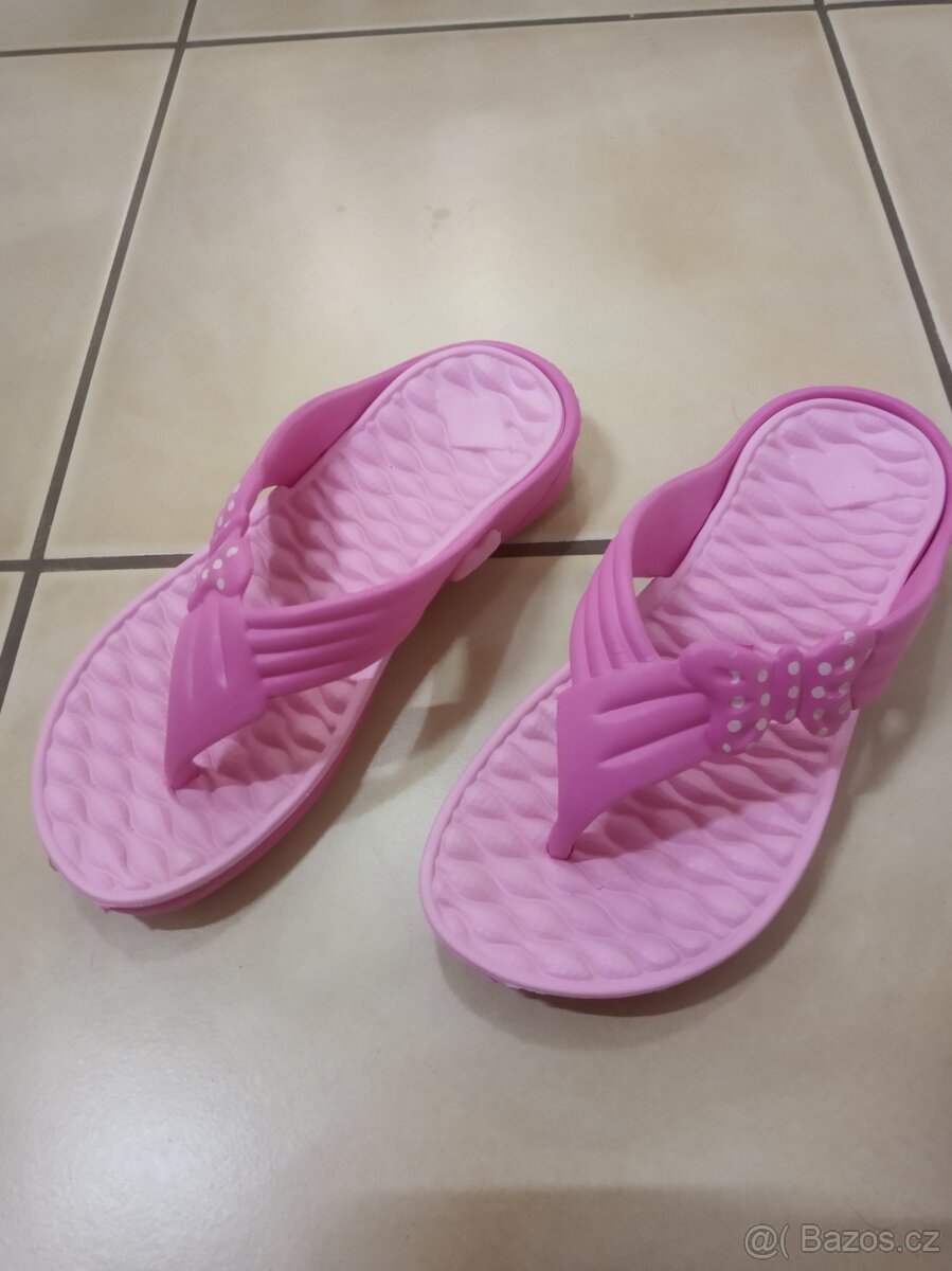 Prodáme dívčí nazouváky vel.31