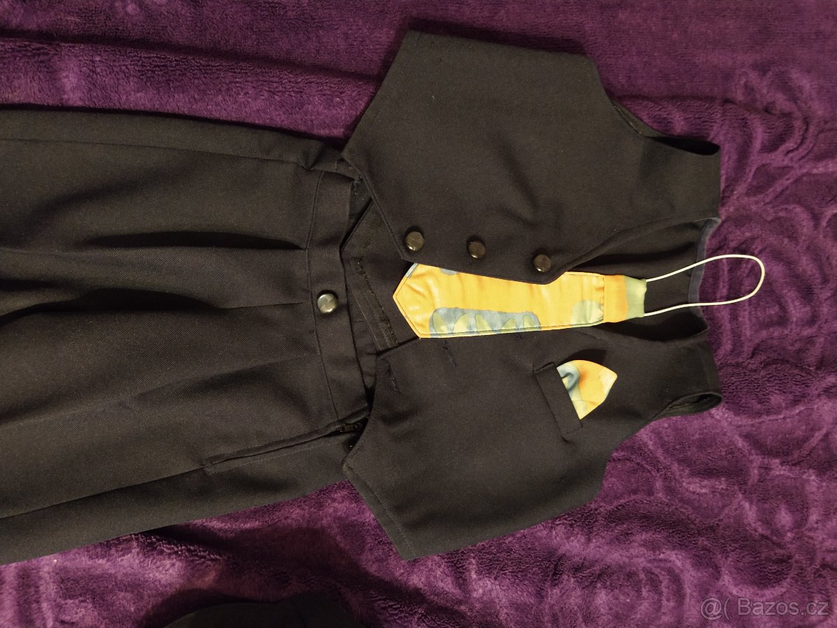 Kalhoty, vestička, čepice, kravata