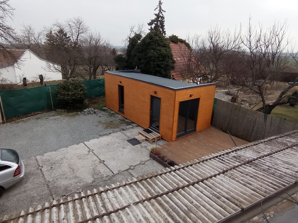 PRODÁM DREVĚNÝ CELOROČNÍ DŮM  2+KK( 9X3,8M)