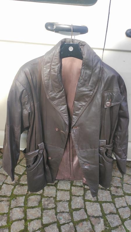 Vojenská bunda a kožený kabát