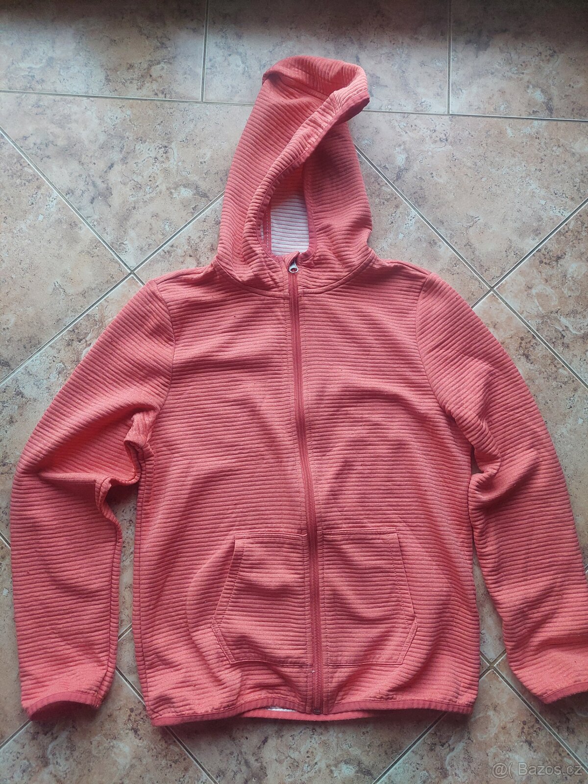 Prodám dívčí lehoučkou sportovní mikinu TCM vel. 158/164
