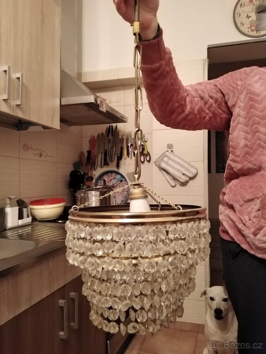 Mosazný lustr s mačkaným sklem