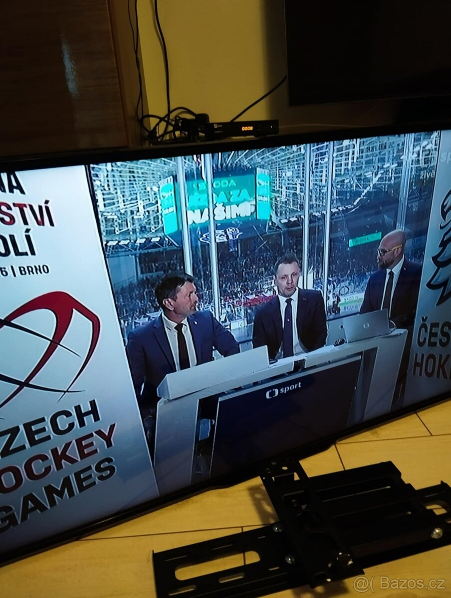 3 LCD TV a stojany