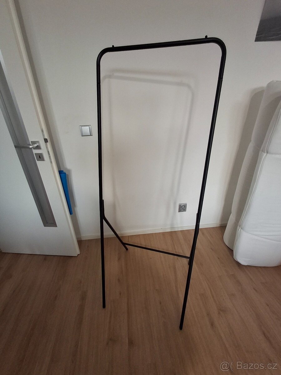 Šatní stojan, věšák