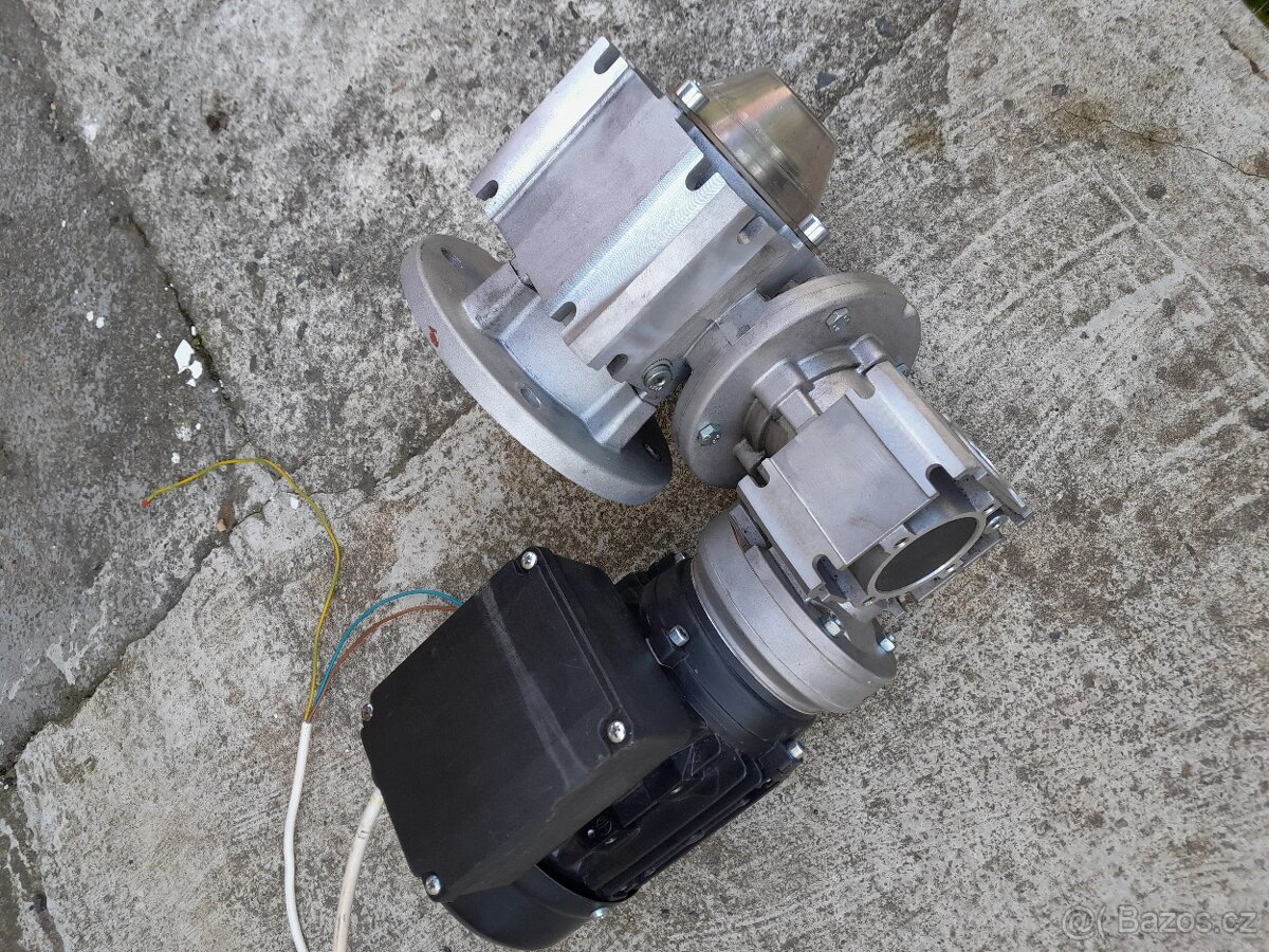 Prodám elektromotor s převodovkou