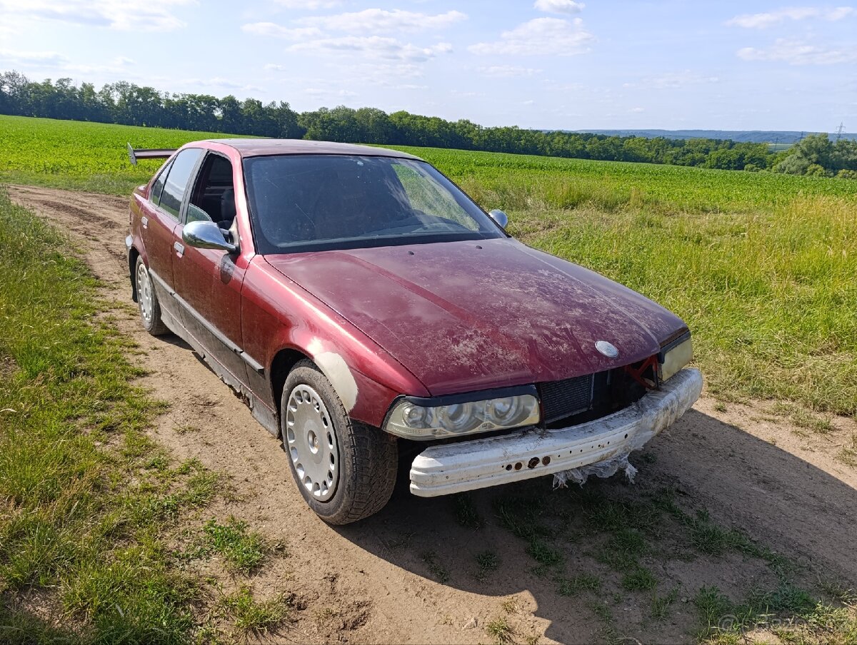 BMW E36 sedan 320i