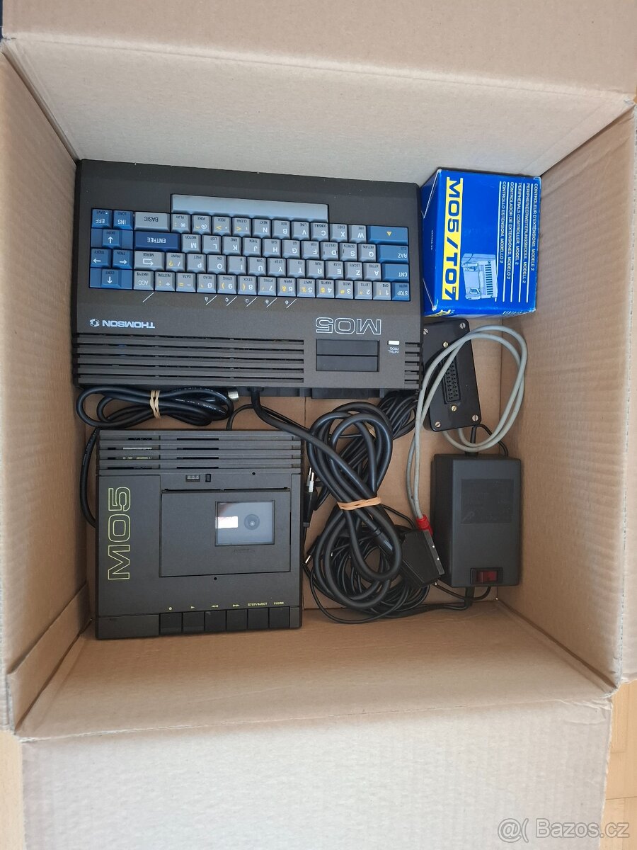 Thomson M05 s originálním příslušenstvím