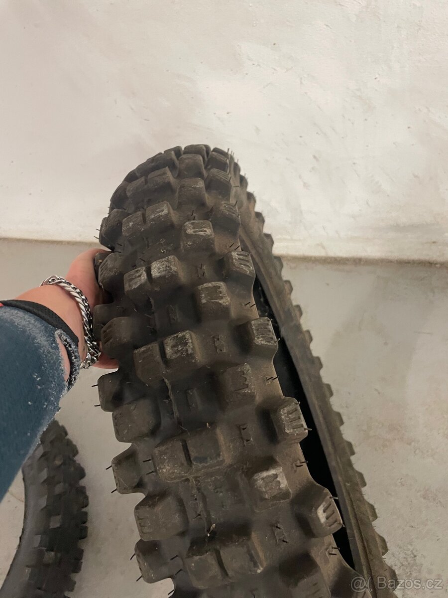 Enduro/motocross pneu