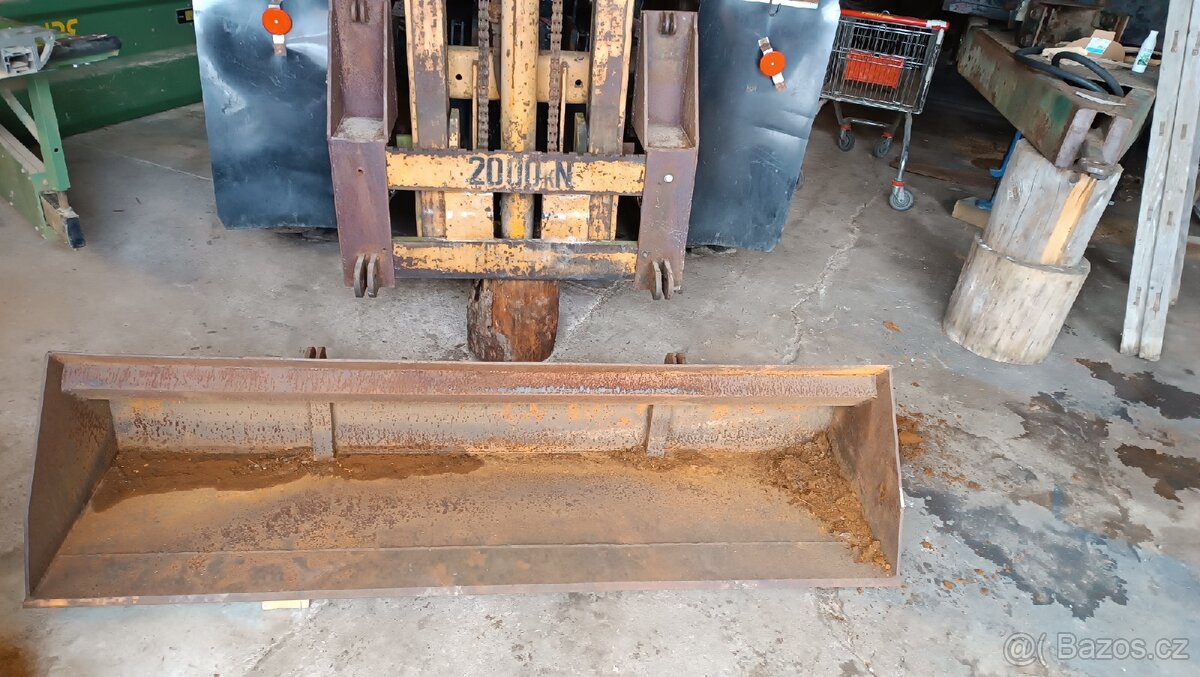 Zvedačka za traktor s vyklápěcí lopatou